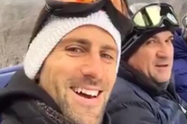 NOLE SE VRATIO U DETINJSTVO: Uzeo skije, seo sa mamom i tatom na žičaru i počelo je ludo zezanje! (VIDEO)