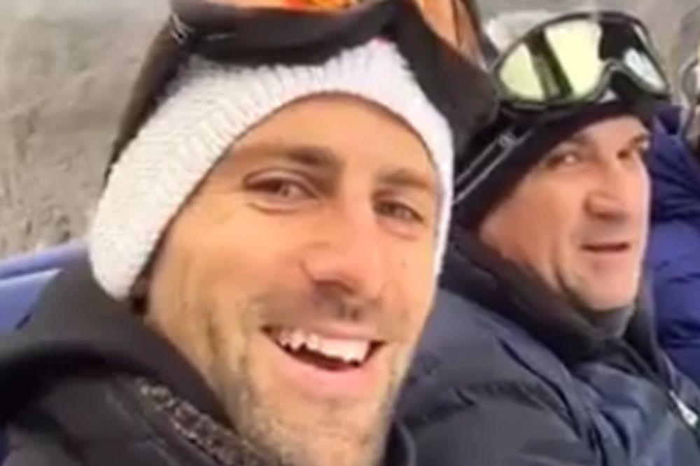 NOLE SE VRATIO U DETINJSTVO: Uzeo skije, seo sa mamom i tatom na žičaru i počelo je ludo zezanje! (VIDEO)