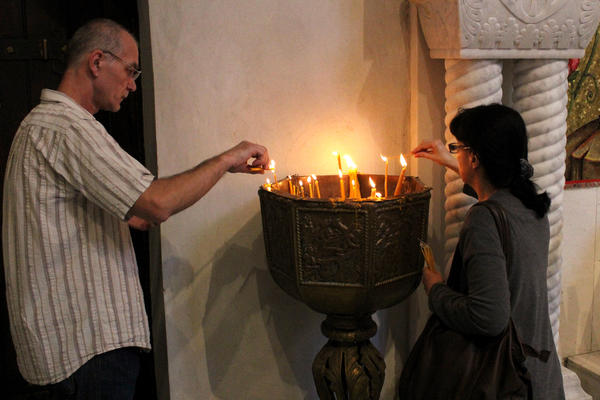NE PALITE SVEĆE OVDE AKO IH KOD NAS NISTE KUPILI! Skandalozan natpis u srpskoj crkvi zaprepastio vernike! (FOTO)