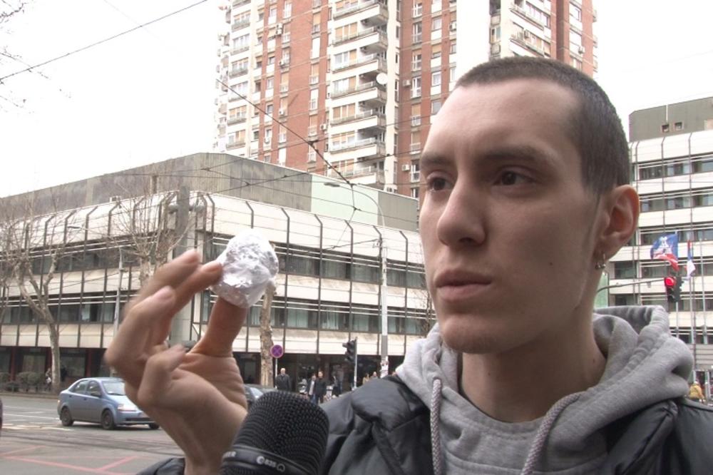 DA LI JE OVO NAJLUĐE GLASANJE U SRBIJI? Mahao travom pred kamerom i otkrio koga će zaokružiti! (VIDEO)