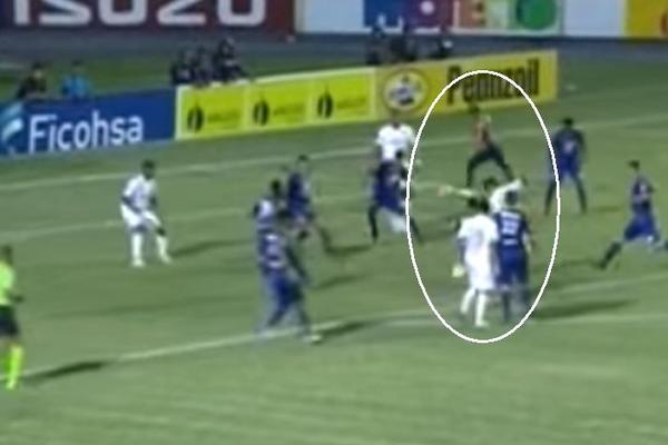 KAD VI VEĆ NE ZNATE, JA ĆU! Navijač uleteo na teren i sam dao gol, sa SVOJOM loptom! (VIDEO)