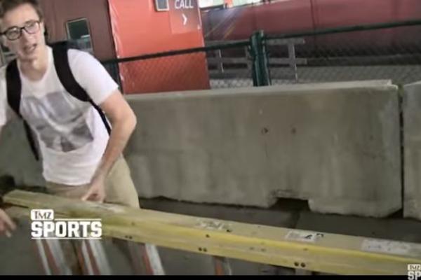 Da li je ovo najoriginalniji način da se uđe na Superboul? (VIDEO)