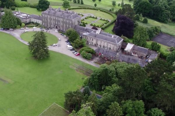 NIJE HARI POTER: Škola iz 18. veka, sa tajnim vratima i magičnim šumarcima, IMA NEKU POSEBNU MAGIJU! (VIDEO)