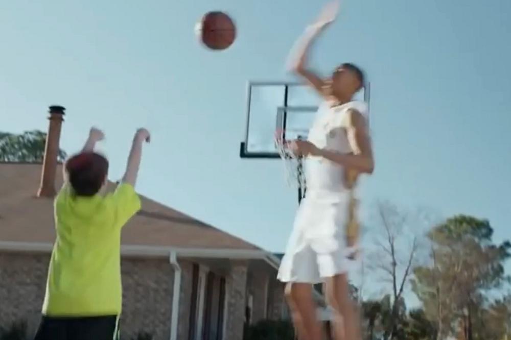 In your face, kid! 9 situacija kada NBA zverke nisu imale milosti prema klincima! (VIDEO)