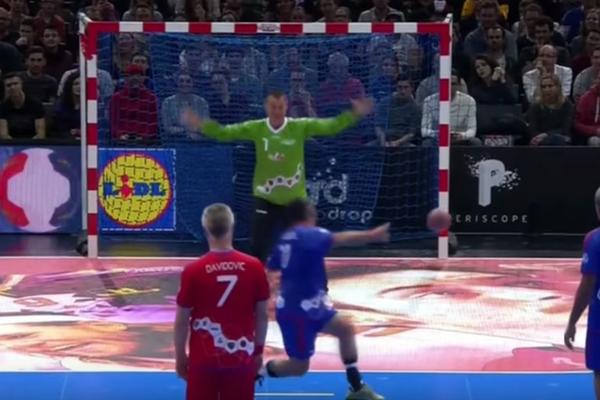 POTEZ ZA SVA VREMENA: Rukometni majstor u 46. godini izašao na teren i izveo sedmerac kakav nikad nije viđen! (VIDEO)