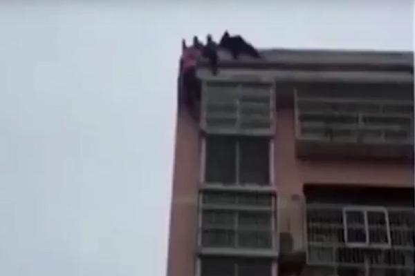 Da je imala KRAĆU kosu, bila bi MRTVA! Sprečio ženin pokušaj samoubistva na NEVEROVATAN način! (UZNEMIRUJUĆI VIDEO)