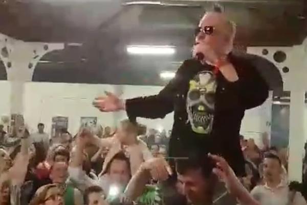 JEL OVO REALNO?! Deca u transu uglas pevaju CELO SELO ŠMRČE BELO! (VIDEO)