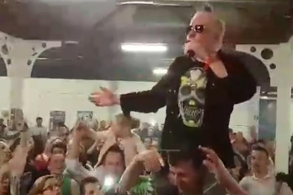 JEL OVO REALNO?! Deca u transu uglas pevaju CELO SELO ŠMRČE BELO! (VIDEO)