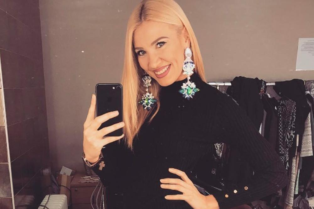 PLAŠIM SE DA SAMA IDEM KUĆI: Manijaci jure zgodnu srpsku voditeljku, čuva je policija!