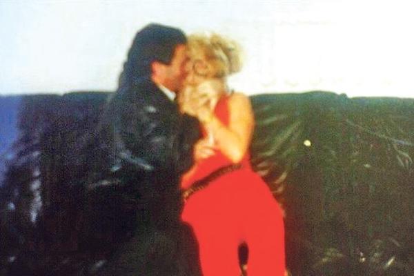 OPASNI MOMCI DEVEDESETIH NA JEDNOJ FOTKI! Neviđena fotka sa venčanja pevačice i Adžema, a tek ko je među gostima! (FOTO)