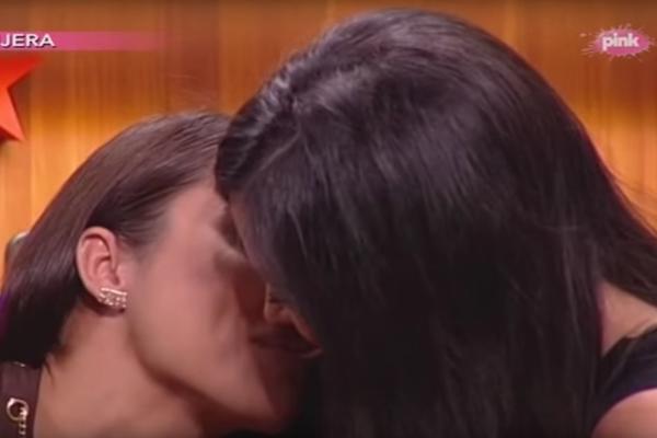 PERVERZIJE U EMISIJI: Sandra Afrika razmenjivala nežnosti sa prelepom glumicom, a onda je usledio ŠOK! (VIDEO)