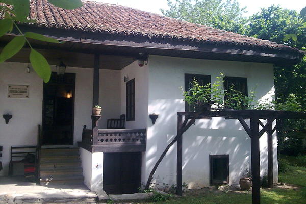 KUĆA BORE STANKOVIĆA PROPADA, A ZA ZONE DALI SILNE PARE: Velika bruka u Vranju!