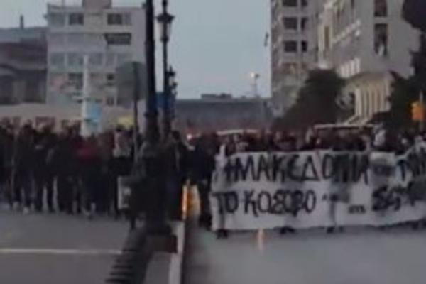 Zajednički korteo Grobara i navijača PAOK-a! Transparent će oduševiti sve Srbe! (VIDEO)