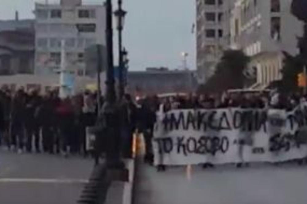 Zajednički korteo Grobara i navijača PAOK-a! Transparent će oduševiti sve Srbe! (VIDEO)