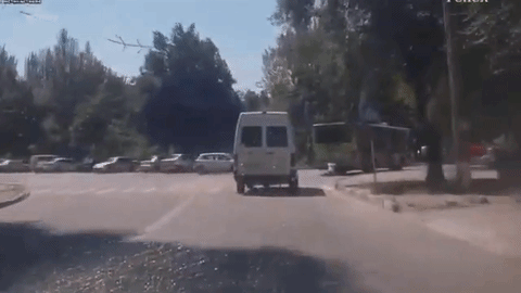 TERMINATOR živi u Rusiji i golim RUKAMA ZAUSTAVLJA AUTOBUS! (VIDEO)