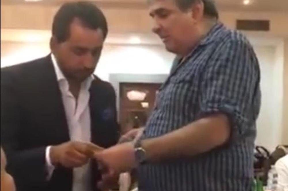 INCIDENT NA SVADBI! Ljubi Aličiću pijani gost dao, pa OTEO 200 evra, pevač ostao bez bakšiša! (VIDEO)