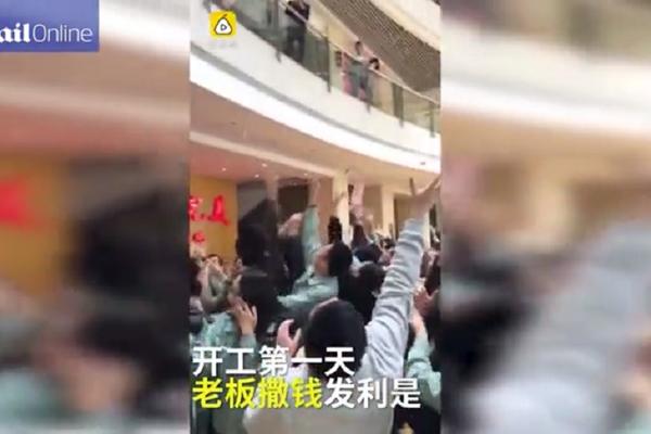 ŠEF CAR! BACAO NOVAC NA RADNIKE za dobrodošlicu posle praznika! (VIDEO)