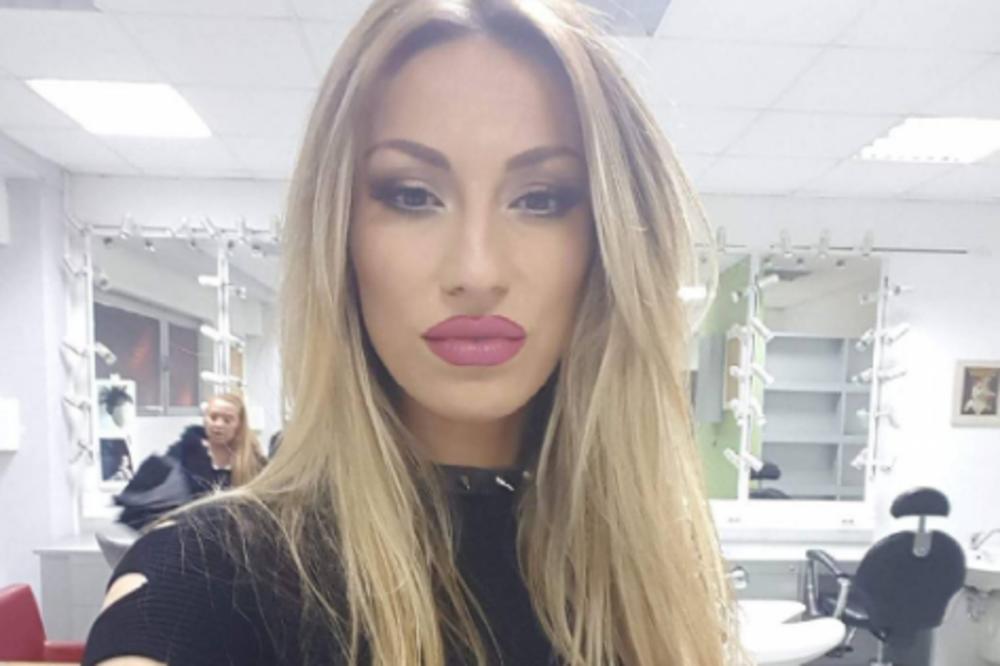 RADIN SNIMAK OSVANUO NA PORNO SAJTU: Bela haljina, visoke štikle...a ona sve vreme...(VIDEO)