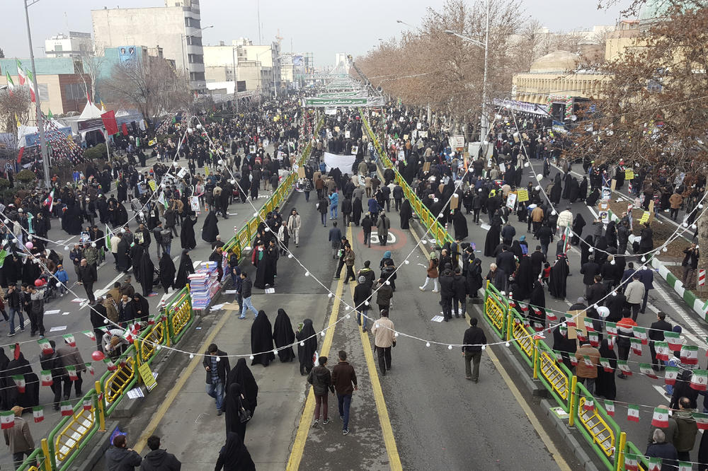 HAOS NA ULICAMA TEHERANA: Narod BESAN zbog napada na iitski hram u Širazu