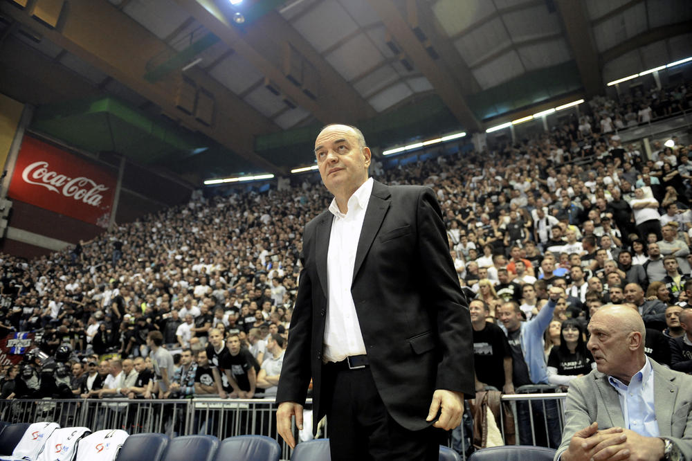 Duško Vujošević je jedini grafit u životu napisao na svojoj zgradi zbog jednog čoveka i to je bila psovka!