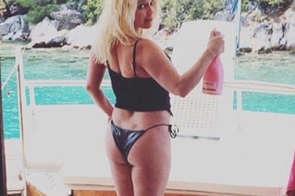 Ima 156cm, ali i NOGE od 2 metra? Maja se opet blamira u FOTOŠOPU - listovi duži od butina...HIT (FOTO)