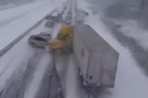 Nanizao ih kao ražnjiće! Kamion izazvao žestok lančani sudar u Kanadi! (VIDEO)