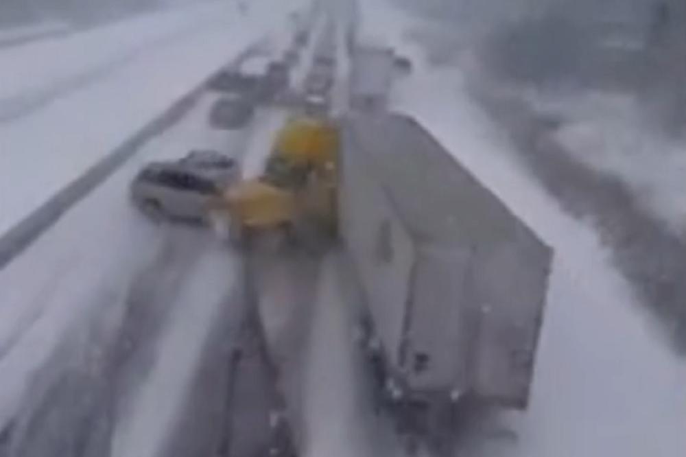 Nanizao ih kao ražnjiće! Kamion izazvao žestok lančani sudar u Kanadi! (VIDEO)