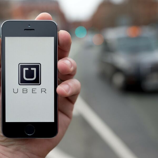 VOZAČI UBERA OBJAVILI, PREVRNUĆETE SE OD SMEHA: Ove stvari zaboravljaju putnici - od perike do PUMPE ZA DOJENJE