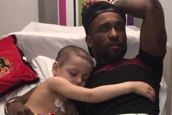 FOTOGRAFIJA OD KOJE SE STEŽE SRCE: Zaspao je na ramenu svog omiljenog igrača, a nije mu ostalo još mnogo vremena! (FOTO)