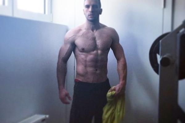 STRAVIČNA FOTKA UZDRMALA SRBIJU: Svakog utorka ga gledamo, a sada je objavio kako leži u BOLNICI KRVAV i POVREĐEN!