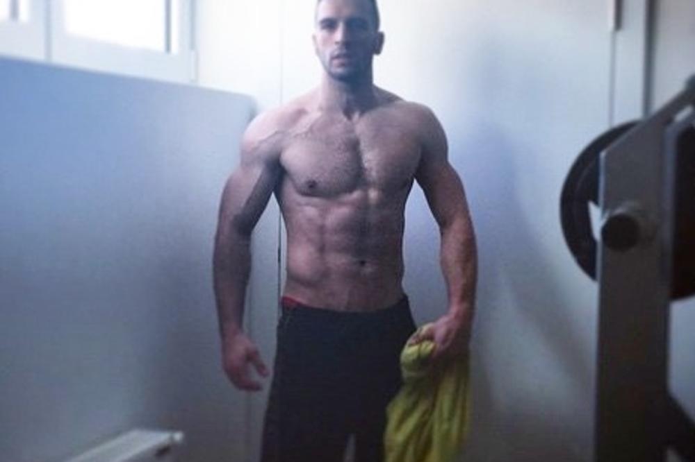 STRAVIČNA FOTKA UZDRMALA SRBIJU: Svakog utorka ga gledamo, a sada je objavio kako leži u BOLNICI KRVAV i POVREĐEN!