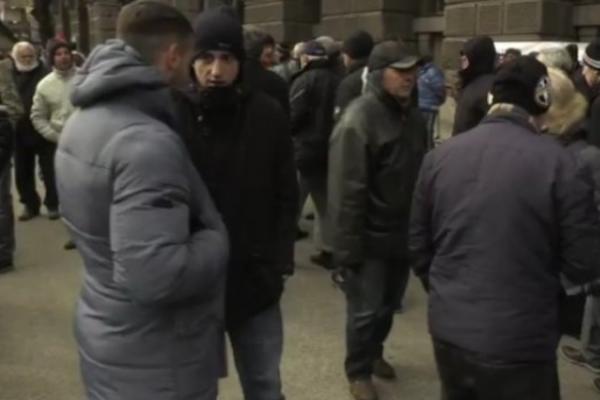 DVA SKUPA U ISTO VREME: Vojni i Policijski sindikati protestovali ispred Vlade i RTS