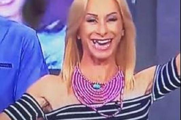 BLAMČINA VEKA! Usred emisije ispao joj zub, a reakcija! HITČINA! (VIDEO)