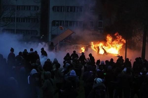 DEMONSTRANTI PALE KOLA POLICIJE PO PARIZU: Besni zbog policijskog silovanja nedužnog mladića! (FOTO) (VIDEO)