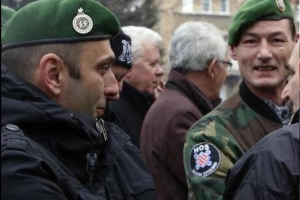 Ustaško-nacističko-fašističke oznake na beretkama demonstranata! Ustaše se šetaju Zagrebom! (FOTO)
