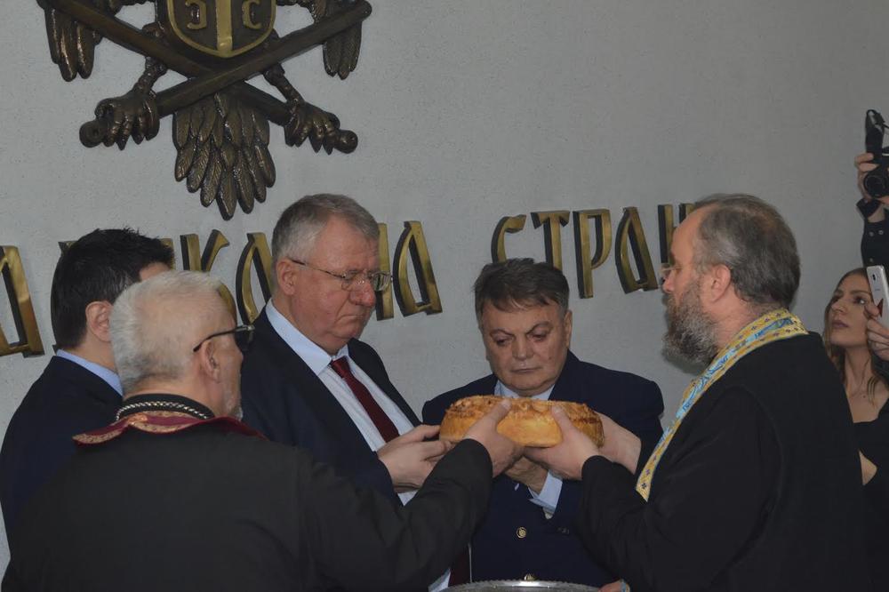 CELIVALI KOLAČ: Srpska radikalna stranka obeležila krsnu slavu (FOTO)