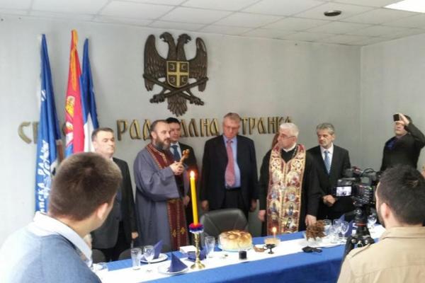 KAD ŠEŠELJEVCI SLAVE: Pevalo se Sve su straže generala Draže, ali tek što se jelo i pilo - pa to nema nigde! (FOTO)