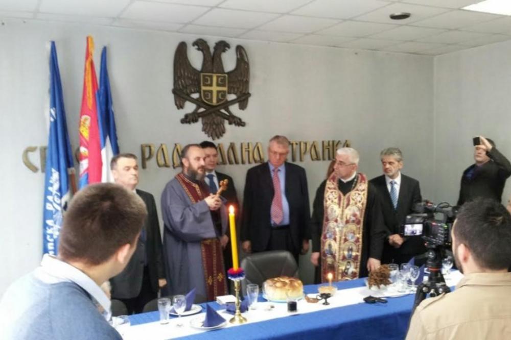 KAD ŠEŠELJEVCI SLAVE: Pevalo se Sve su straže generala Draže, ali tek što se jelo i pilo - pa to nema nigde! (FOTO)