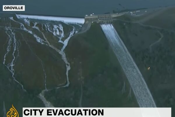 NAJVEĆA BRANA PRED PUCANJEM, PRETI PRAVI POTOP! U Kaliforniji haos, evakuisano 200.000 ljudi! (LIVESTREAM)