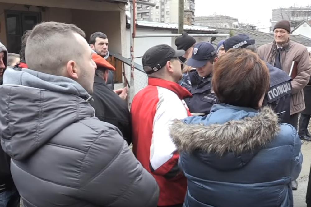 ZAVRŠENA DRAMA NA SENJAKU! Vasići telima branili kuću, IZVRŠITELJI UPALI NA SILU! Porodica izbačena na ulicu! (VIDEO)