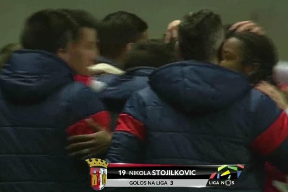 SAMO SE POKLONIO: Džaba Bragi što Srbi daju golove, kad ona ne može da pobedi! (VIDEO)