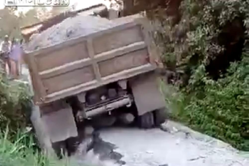 Da se ja pitam, ja bih proterao kamion ovuda! Ovaj PROŠAO TRIPUT GORE od Bate u filmu Ko to tamo peva! (VIDEO)