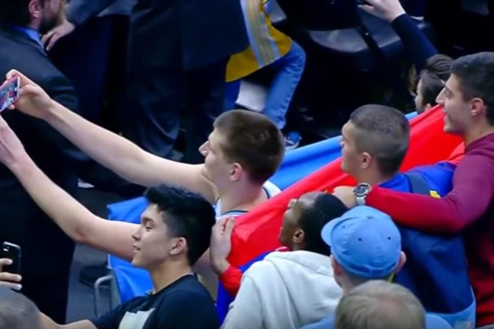 Jokić dotrčao do navijača sa srpskom zastavom, a jedan njihov gest pokazuje koliko ga Srbija obožava! (VIDEO)