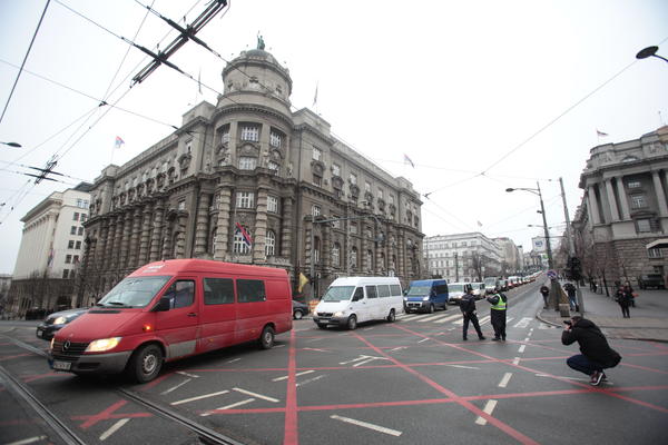 "BRAVO, MAJSTORI! IMATE SVE": Zbog URNEBESNE reklame Balkanci VRIŠTE OD SMEHA! Ovo samo mi možemo (FOTO)