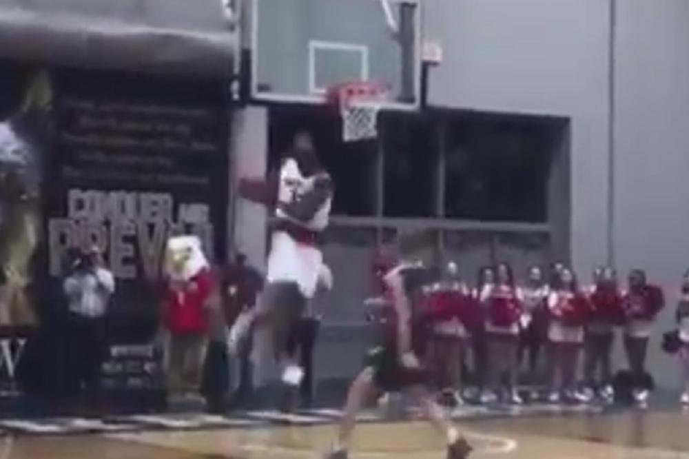 ZVER IZ SREDNJE ŠKOLE! Ima samo 17 godina, a već kuca kao Vins Karter u najboljim danima! (VIDEO)