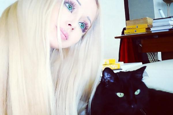 VIŠE NIJE TAKO LEPA? Najpoznatija barbika na svetu konačno pokazala fotke bez šminke! (FOTO)