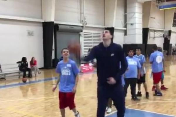 Humani Nikola Jokić  i deca... sinergija kakva se retko viđa! (VIDEO)