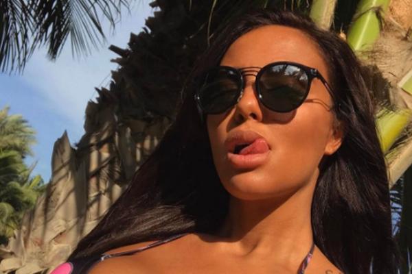 OPET GOLA I MOKRA DO KOŽE! Bivša žena napadača Partizana ponovo izaziva srčane udare svojim nagim telom! (FOTO)