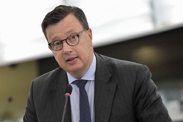 BOŠNJACI SU OPASNOST ZA EU! Francuski poslanik u Evropskom parlamentu optužio BIH da širi radikalni islamizam!