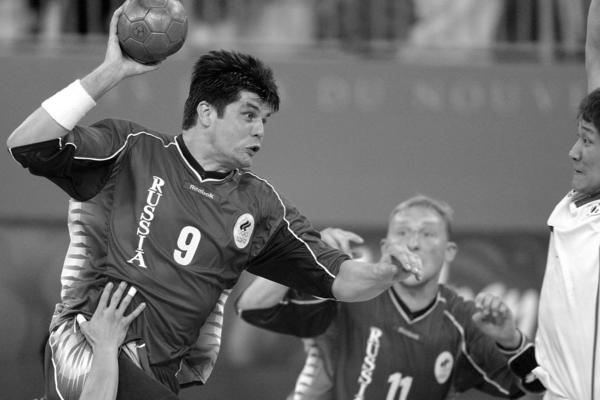 GROM IZ VEDRA NEBA! Najbolji rukometni levi bek iznenadno preminuo! (VIDEO)